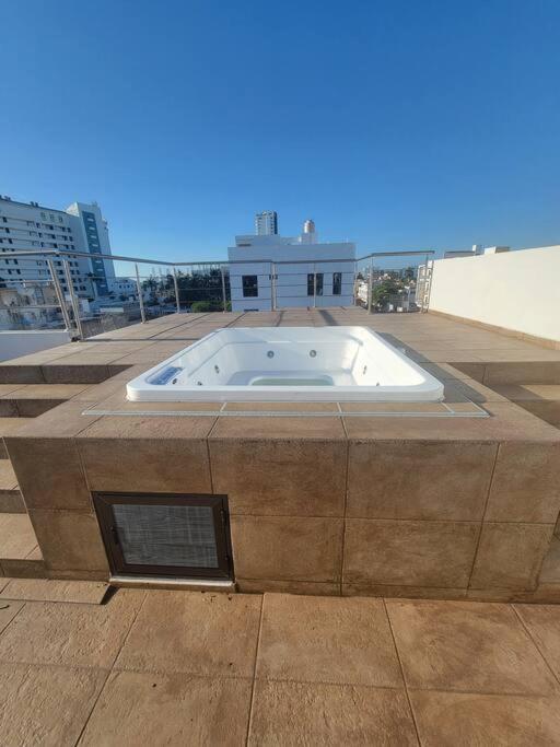 2Br-3Ba Condo Block From Beach W Rooftop Jacuzzi 마사틀란 외부 사진