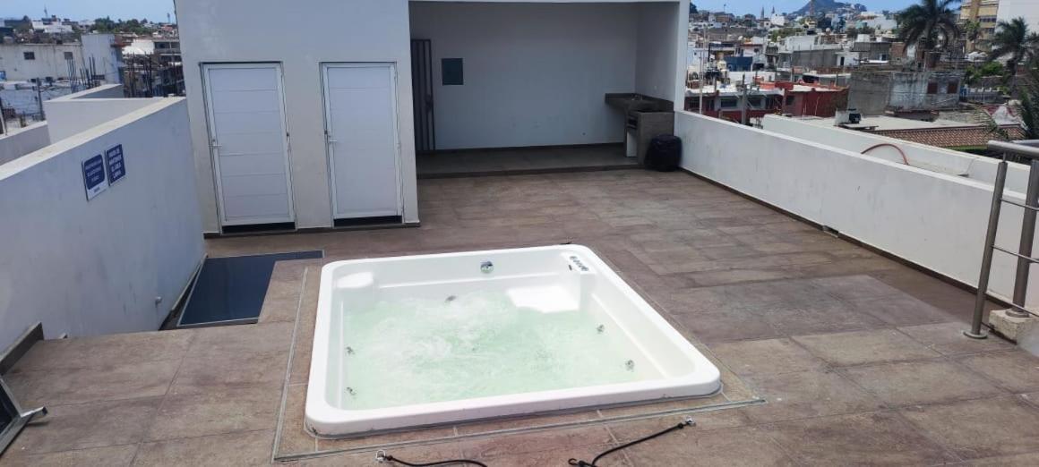 2Br-3Ba Condo Block From Beach W Rooftop Jacuzzi 마사틀란 외부 사진